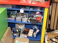 Kantoormaterialen in kast w.o. schrijfgerei, snijplaat, tape dispencers, rekenmachines, perforator etc.