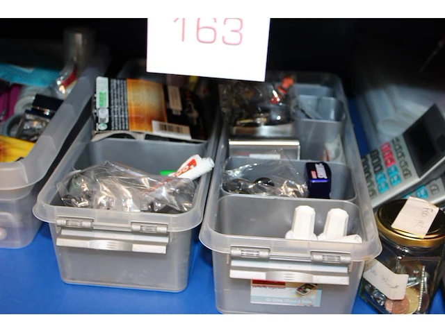 Kantoormaterialen in kast w.o. schrijfgerei, snijplaat, tape dispencers, rekenmachines, perforator etc. - afbeelding 2 van  4