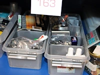 Kantoormaterialen in kast w.o. schrijfgerei, snijplaat, tape dispencers, rekenmachines, perforator etc. - afbeelding 2 van  4