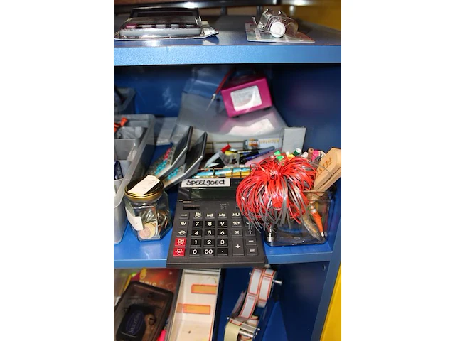 Kantoormaterialen in kast w.o. schrijfgerei, snijplaat, tape dispencers, rekenmachines, perforator etc. - afbeelding 3 van  4