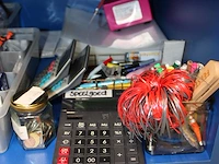 Kantoormaterialen in kast w.o. schrijfgerei, snijplaat, tape dispencers, rekenmachines, perforator etc. - afbeelding 3 van  4