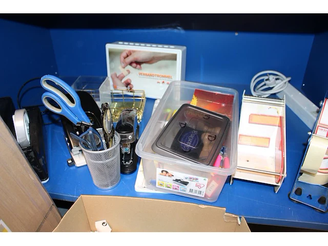Kantoormaterialen in kast w.o. schrijfgerei, snijplaat, tape dispencers, rekenmachines, perforator etc. - afbeelding 4 van  4