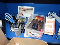 Kantoormaterialen in kast w.o. schrijfgerei, snijplaat, tape dispencers, rekenmachines, perforator etc. - afbeelding 4 van  4