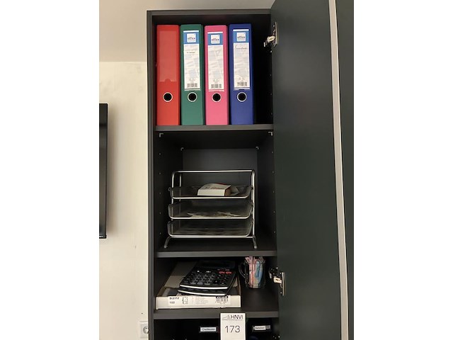 Kantoormaterialen in kasten w.o. schijfgerei, rekenmachines, brievenbakjes, etc. - afbeelding 2 van  5
