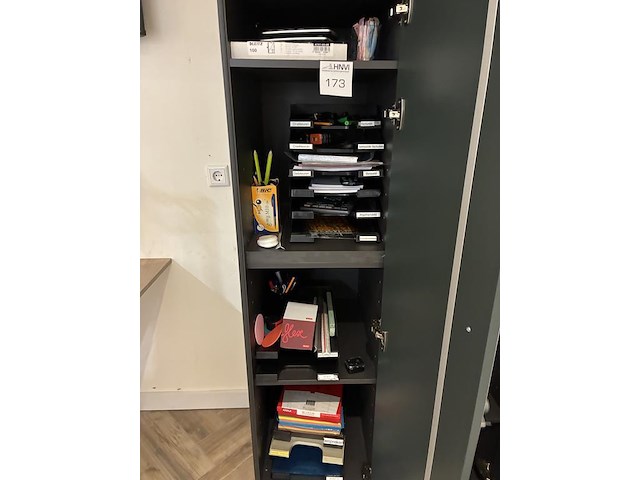 Kantoormaterialen in kasten w.o. schijfgerei, rekenmachines, brievenbakjes, etc. - afbeelding 3 van  5
