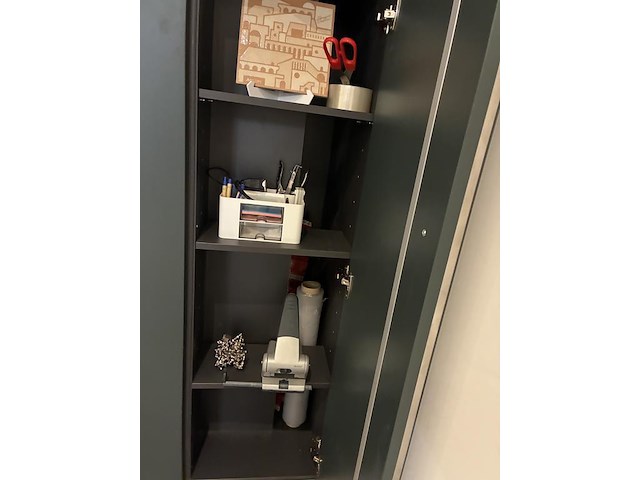 Kantoormaterialen in kasten w.o. schijfgerei, rekenmachines, brievenbakjes, etc. - afbeelding 5 van  5