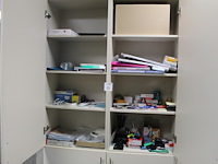 Kantoormaterialen in twee kasten w.o. schrijfgerei, lamineervellen, insteekhoezen, perforatoren, nietjes etc. - afbeelding 1 van  4