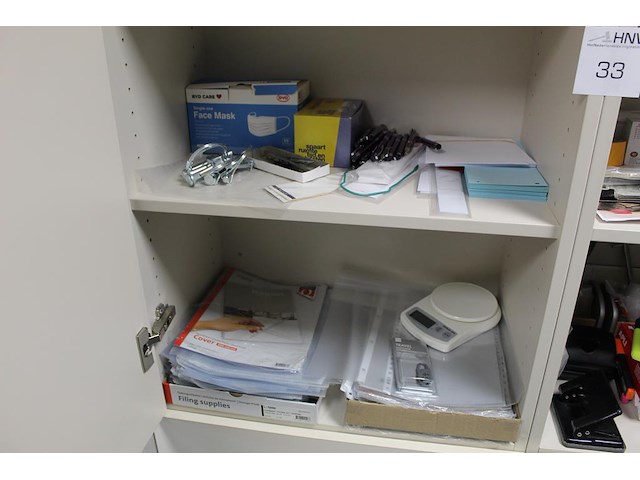 Kantoormaterialen in twee kasten w.o. schrijfgerei, lamineervellen, insteekhoezen, perforatoren, nietjes etc. - afbeelding 2 van  4