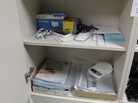 Kantoormaterialen in twee kasten w.o. schrijfgerei, lamineervellen, insteekhoezen, perforatoren, nietjes etc. - afbeelding 2 van  4