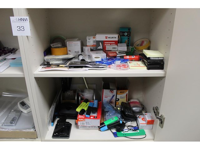 Kantoormaterialen in twee kasten w.o. schrijfgerei, lamineervellen, insteekhoezen, perforatoren, nietjes etc. - afbeelding 3 van  4