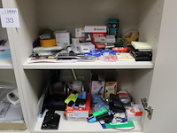 Kantoormaterialen in twee kasten w.o. schrijfgerei, lamineervellen, insteekhoezen, perforatoren, nietjes etc. - afbeelding 3 van  4