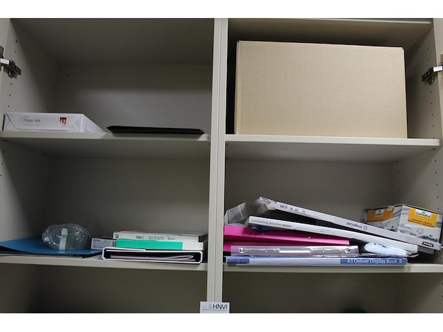 Kantoormaterialen in twee kasten w.o. schrijfgerei, lamineervellen, insteekhoezen, perforatoren, nietjes etc. - afbeelding 4 van  4