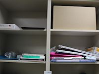 Kantoormaterialen in twee kasten w.o. schrijfgerei, lamineervellen, insteekhoezen, perforatoren, nietjes etc. - afbeelding 4 van  4