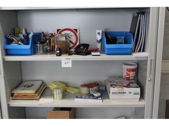 Kantoormaterialen op 3 schappen w.o. krijtjes, schrijfgerei, dozen, zakken, memoblokjes, postzegels etc. - afbeelding 1 van  2