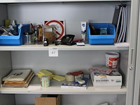 Kantoormaterialen op 3 schappen w.o. krijtjes, schrijfgerei, dozen, zakken, memoblokjes, postzegels etc. - afbeelding 1 van  2