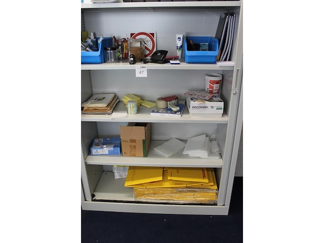 Kantoormaterialen op 3 schappen w.o. krijtjes, schrijfgerei, dozen, zakken, memoblokjes, postzegels etc. - afbeelding 2 van  2