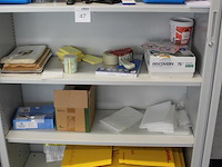 Kantoormaterialen op 3 schappen w.o. krijtjes, schrijfgerei, dozen, zakken, memoblokjes, postzegels etc. - afbeelding 2 van  2
