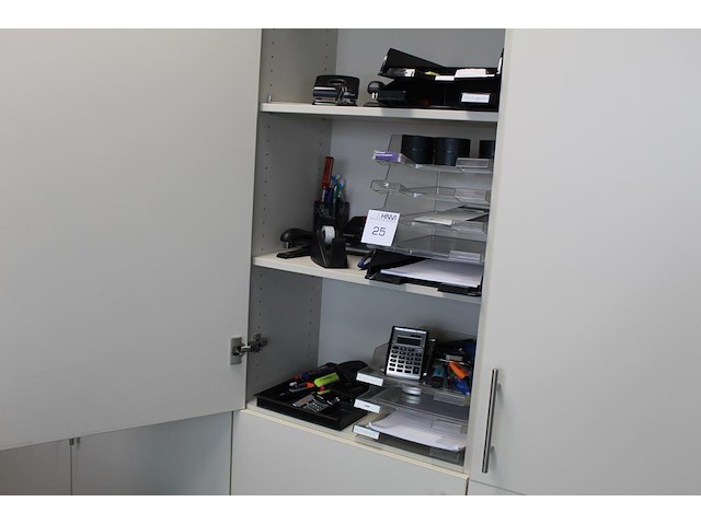 Kantoormaterialen op drie schappen w.o. brievenbakjes, schrijfgerei, rekenmachines, nietmachines etc. - afbeelding 1 van  3