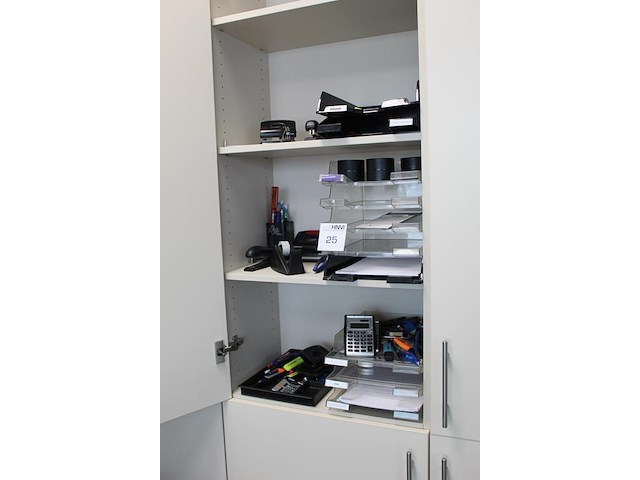 Kantoormaterialen op drie schappen w.o. brievenbakjes, schrijfgerei, rekenmachines, nietmachines etc. - afbeelding 2 van  3