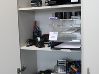 Kantoormaterialen op drie schappen w.o. brievenbakjes, schrijfgerei, rekenmachines, nietmachines etc. - afbeelding 2 van  3