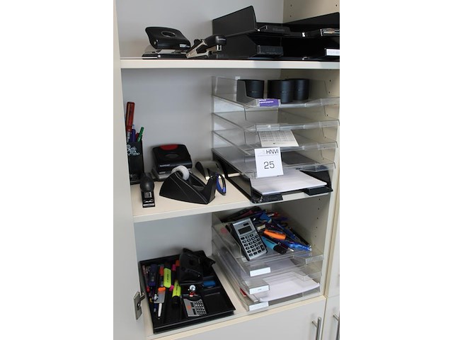 Kantoormaterialen op drie schappen w.o. brievenbakjes, schrijfgerei, rekenmachines, nietmachines etc. - afbeelding 3 van  3