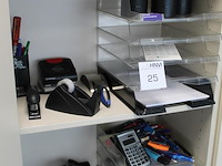 Kantoormaterialen op drie schappen w.o. brievenbakjes, schrijfgerei, rekenmachines, nietmachines etc. - afbeelding 3 van  3