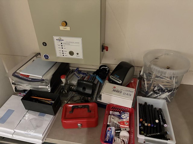 Kantoormaterialen op ladekast, brievenzakken, enveloppen, schrijfgerei enz. - afbeelding 1 van  3