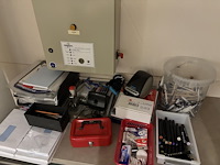 Kantoormaterialen op ladekast, brievenzakken, enveloppen, schrijfgerei enz. - afbeelding 1 van  3