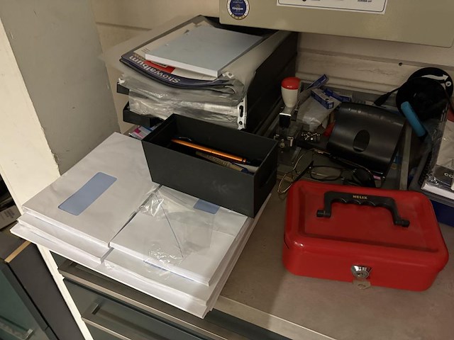 Kantoormaterialen op ladekast, brievenzakken, enveloppen, schrijfgerei enz. - afbeelding 3 van  3