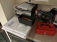 Kantoormaterialen op ladekast, brievenzakken, enveloppen, schrijfgerei enz. - afbeelding 3 van  3