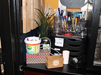 Kantoormaterialen waaronder brievenbakjes, schrijfgerei en tapedispenser. - afbeelding 1 van  2