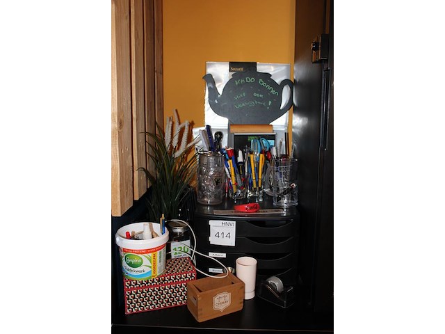 Kantoormaterialen waaronder brievenbakjes, schrijfgerei en tapedispenser. - afbeelding 2 van  2