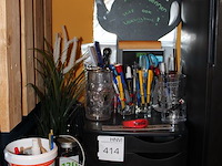 Kantoormaterialen waaronder brievenbakjes, schrijfgerei en tapedispenser. - afbeelding 2 van  2