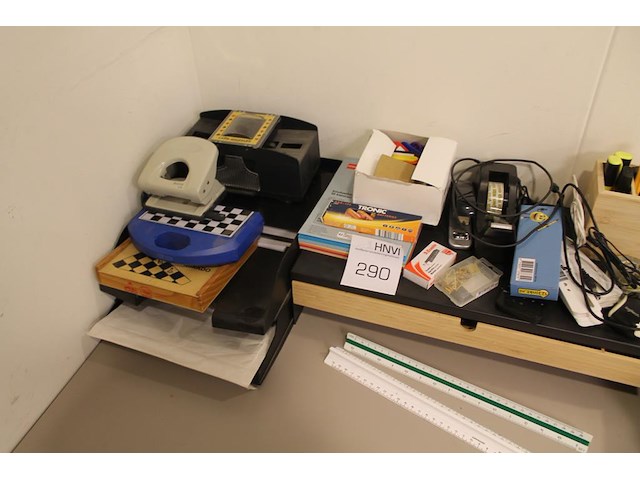 Kantoormaterialen waaronder bureau organiser, spellen, schrijfgerei, fotopapier, linialen, enz. - afbeelding 1 van  3