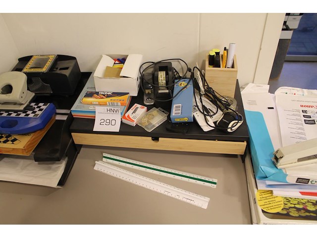Kantoormaterialen waaronder bureau organiser, spellen, schrijfgerei, fotopapier, linialen, enz. - afbeelding 2 van  3