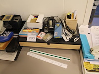 Kantoormaterialen waaronder bureau organiser, spellen, schrijfgerei, fotopapier, linialen, enz. - afbeelding 2 van  3