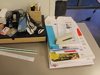 Kantoormaterialen waaronder bureau organiser, spellen, schrijfgerei, fotopapier, linialen, enz. - afbeelding 3 van  3