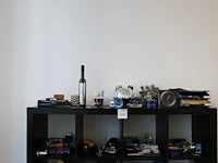 Kantoormaterialen waaronder schrijfgerei perforatoren nietmachines enz.