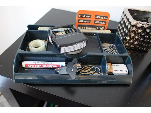 Kantoormaterialen waaronder schrijfgerei perforatoren nietmachines enz. - afbeelding 2 van  7