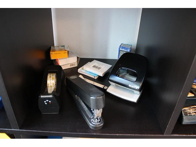 Kantoormaterialen waaronder schrijfgerei perforatoren nietmachines enz. - afbeelding 5 van  7