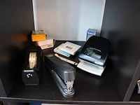 Kantoormaterialen waaronder schrijfgerei perforatoren nietmachines enz. - afbeelding 5 van  7