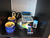 Kantoormaterialen waaronder schrijfgerei perforatoren nietmachines enz. - afbeelding 7 van  7
