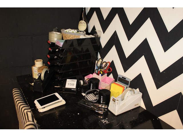 Kantoormaterialen w.o. brievenbakjes, scheigerei en nietjesmachine etc. - afbeelding 1 van  2