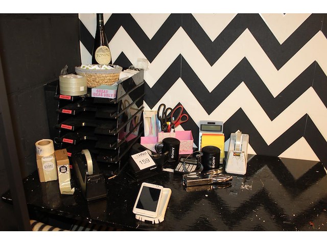 Kantoormaterialen w.o. brievenbakjes, scheigerei en nietjesmachine etc. - afbeelding 2 van  2