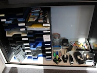 Kantoormaterialen w.o. brievenbakjes, schrijfgerei, nietmachine en perforator.