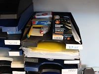 Kantoormaterialen w.o. brievenbakjes, schrijfgerei, nietmachine en perforator. - afbeelding 2 van  4