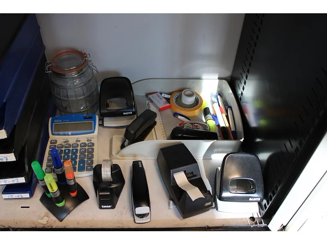 Kantoormaterialen w.o. brievenbakjes, schrijfgerei, nietmachine en perforator. - afbeelding 4 van  4
