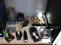 Kantoormaterialen w.o. brievenbakjes, schrijfgerei, nietmachine en perforator. - afbeelding 4 van  4