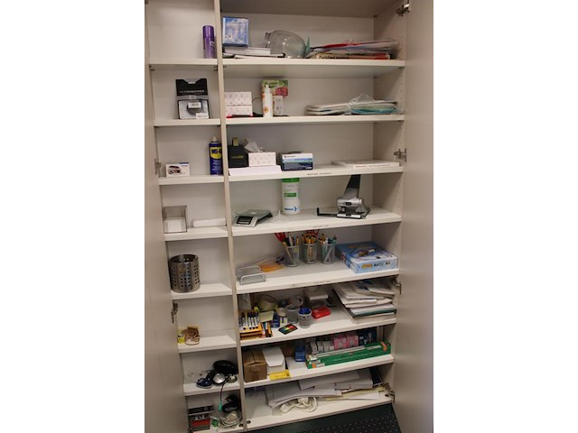 Kantoormaterialen w.o. brievenbakjes, schrijfgerei, perforator, tissues, etc. in twee kasten en op schap. - afbeelding 2 van  3