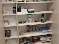 Kantoormaterialen w.o. brievenbakjes, schrijfgerei, perforator, tissues, etc. in twee kasten en op schap. - afbeelding 2 van  3